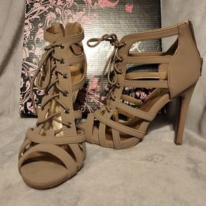 Qupid strappy Heels beige size 6.5